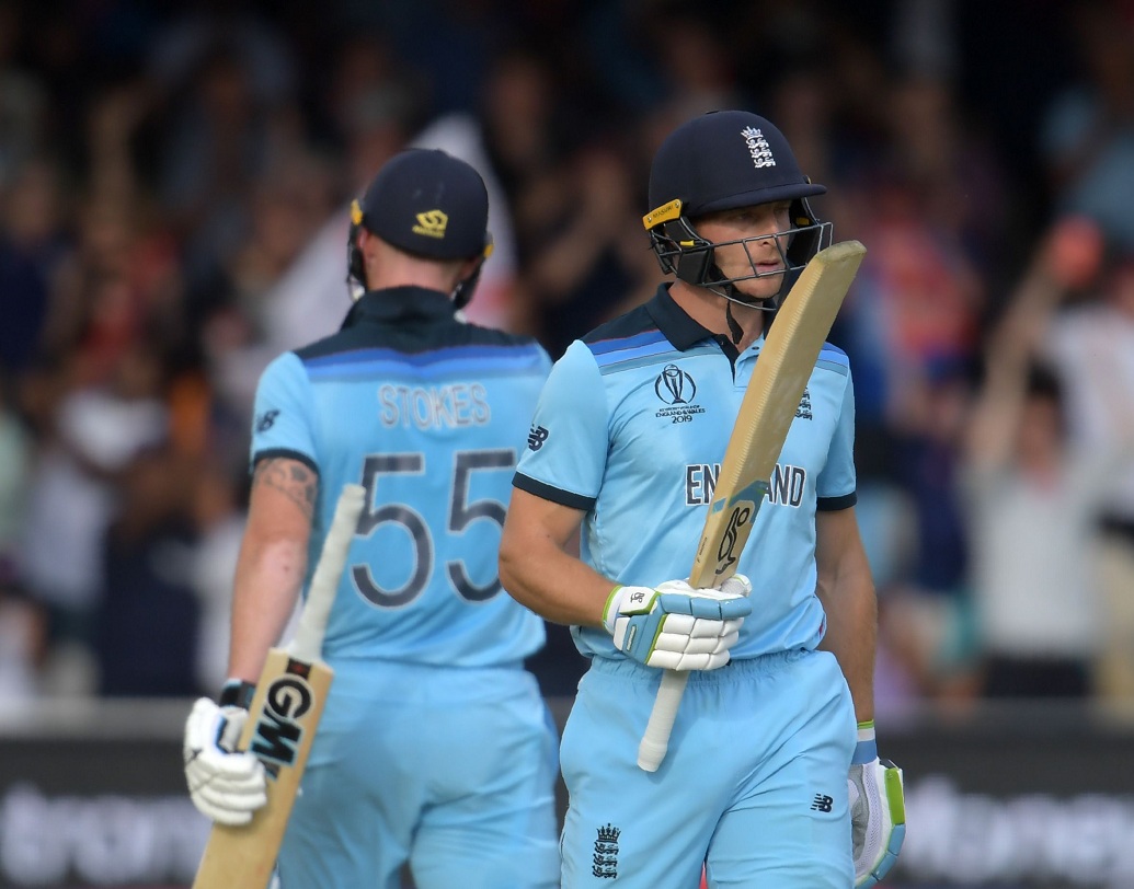 ইংল্যান্ডের ব্যাটিং-এর শুরুতেও দুর্দান্ত বল করেন হেনরি-ফার্গুসনরা। কিন্তু এক কিউয়ির হাত ধরেই বিপদ থেকে উদ্ধার পায় ইংরেজরা। মিডল অর্ডারে ম্যাচের সেরা বেন স্টোকস গুরুত্বপূর্ণ ভূমিকা নেন। তাঁকে সঙ্গ দেন বাটলার।