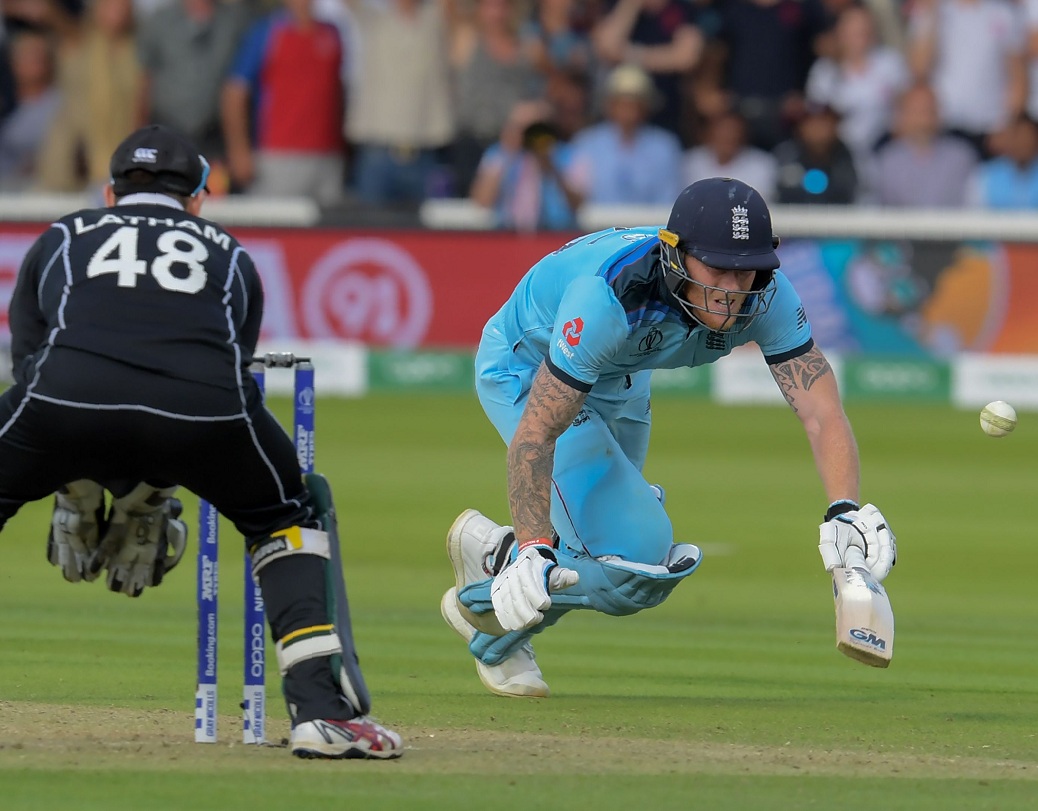 ইংল্যান্ডের জয়ের কারণ লিখতে গেলে তাদের ভাগ্যকে বোধহয় বাদ দেওয়া যাবে না। অথবা বলতে হয় কিউয়িদের দুর্ভাগ্যের কথাও। না হলে শেষ ওভারে ডিপ মিড উইকেট থেকে গাপ্তিলের ছোড়া বল স্টোকসের ব্যাটে লেগে চারে চলে যাওয়ার আর কী ব্যাখ্যা থাকতে পারে।