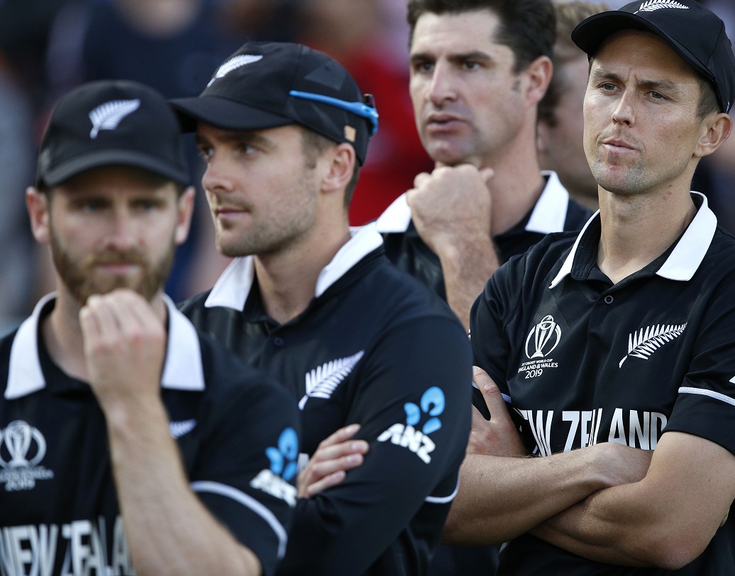 দু'টি দলের অসাধারণ ক্রিকেটীয় ক্ষমতার সর্বোচ্চ উদাহরণ হয়ে রইল বিশ্বকাপ ফাইনাল। জিততে পারত যে কেউ। কিন্তু ক্রিকেট দেবতা ছিলেন ইংল্যান্ডের পক্ষে। সুপার ওভারে ইংল্যান্ডকে যখন প্রায় বেঁধে রেখেছেন বোল্ট, তখন শেষ বলটা ঠিক জায়গায় রাখতে পারলে কাজটা সহজ হত কিউয়িদের। কিন্তু ফুলটস দিলেন তিনি, বল বাউন্ডারি পার করে দেন বাটলার।