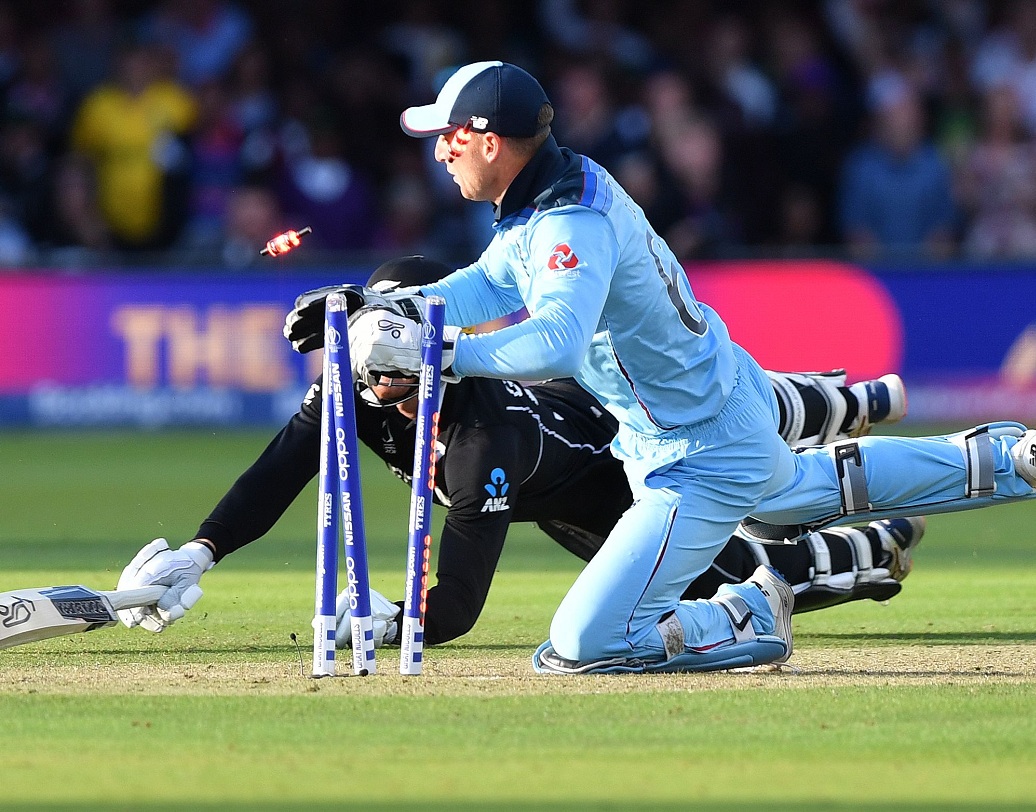 কিউয়িদের হয়ে ব্যাট করতে নেমে প্রথম পাঁচ বলে ১৩ রান তুলে নেন নিশাম। শেষ বলে খেলতে আসেন গাপ্তিল। কিন্তু ভাগ্যের কী নিদারুন পরিহাস। যাঁর থ্রোয়ে রান আউট হয়ে ভারতের বিশ্বকাপ অভিযান শেষ হয়, সেই গাপ্তিল রান আউট হয়ে যান দ্বিতীয় রান নিতে গিয়ে।