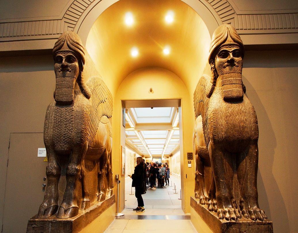 অস্বাভাবিকতার শেষ এখানেই নয়। মন ভোলাতে তাকে লন্ডনের ব্রিটিশ মিউজিয়ামে ঘুরতে নিয়ে যান তাঁর মা-বাবা। বিপত্তি ঘটল সেখানেই, মিশরীয় গ্যালারিতে গিয়ে আর নড়তে চায় না সে। মিউজিয়ামে রাখা মমিগুলি দেখে দৌড়ে যায় সেগুলির কাছে এবং পায়ে চুমু খেতে থাকে। মা-বাবার সঙ্গে বাড়ি ফিরতেও অস্বীকার করে ডরোথি।