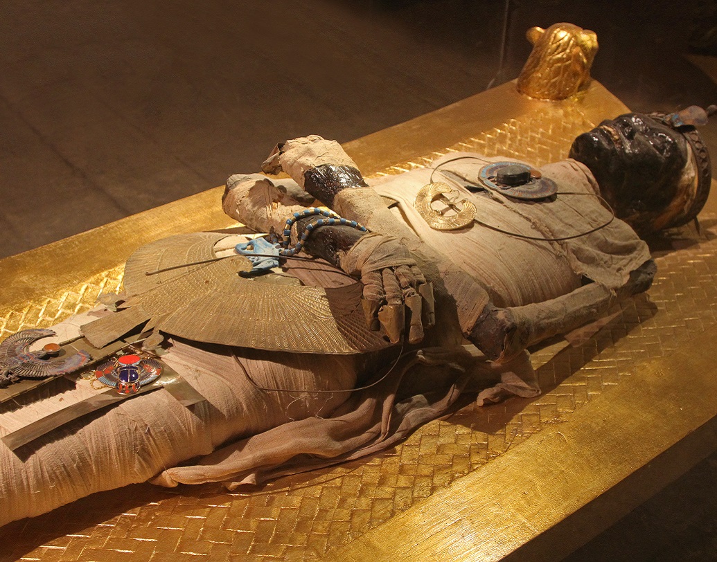 জোর করলে অদ্ভুত ভাষায় চিৎকার করতে থাকে সে এবং বলে, ‘এরা আমার নিজের লোক, এদের সঙ্গে থাকতে দাও আমায়’। সাত বছর বয়সে একদিন হঠাৎ মিশরীয় রাজা ‘সেতি-১’-এর মন্দির দেখে বাবাকে বলে ওঠে, এই মন্দিরই তার আসল বাড়ি। এখানেই নাকি বড় হয়েছে সে।