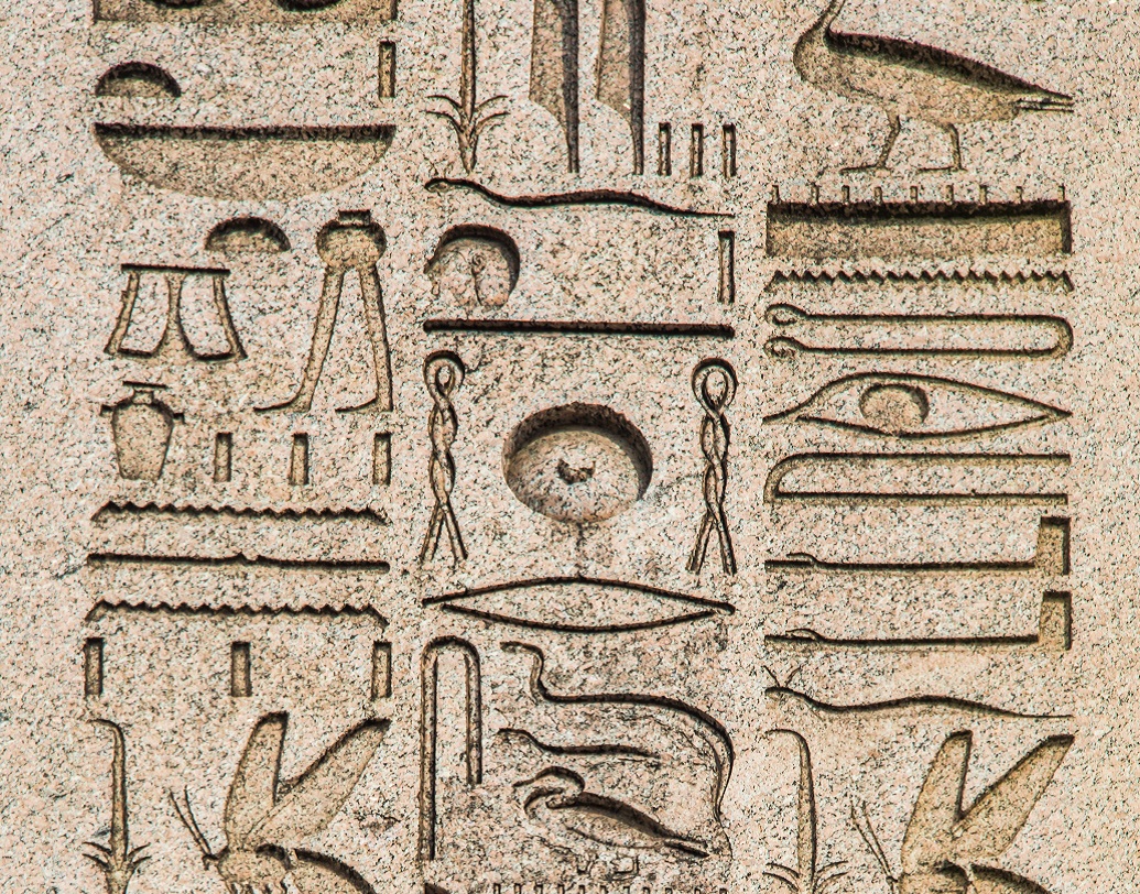 ডরোথিকে হায়ারোগ্লিফিক (প্রাচীন মিশরীয় ভাষা) পড়তে দেখে চমকে ওঠে সবাই। তাঁকে জিজ্ঞাসা করা হলে সে বলে, “কোনও নতুন ভাষা শিখছি না। জানা ভাষাকেই একবার ঝালিয়ে নিচ্ছি।” এমনকি খ্রিস্ট ধর্মকে ‘মিথ্যা’ বলে গির্জায় যেতেও অস্বীকার করে।