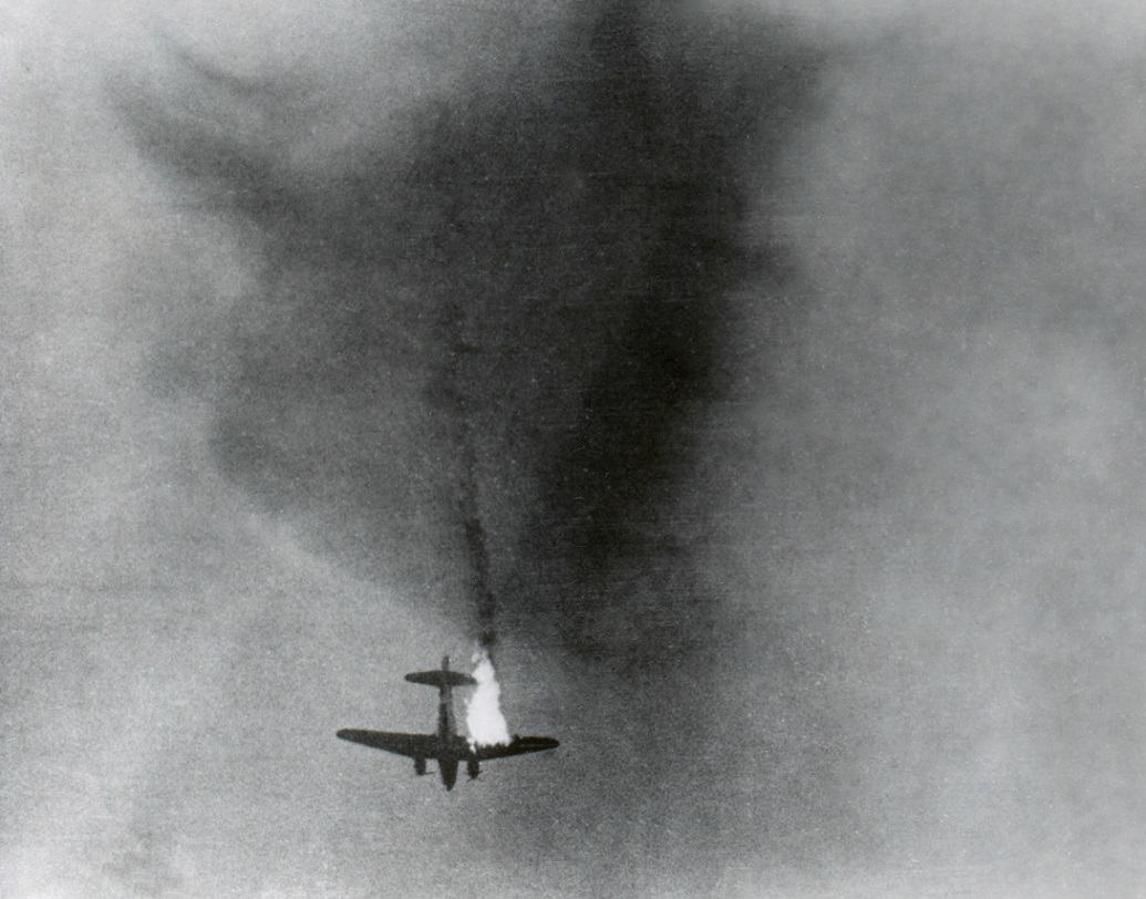 প্রথম বিশ্বযুদ্ধের বোমাবর্ষণের সময় থেকে সে তার দিদার সঙ্গে সাসেক্সে থাকতে শুরু করে। বয়স বাড়ার সঙ্গে সঙ্গে তার প্রাচীন মিশরীয় সভ্যতা সম্পর্কে আগ্রহ আরও বাড়তে থাকে। প্রত্নতাত্ত্বিক স্থানগুলিতে ঘুরে বেড়াতে শুরু করে এবং মিশরীয় পুরাতত্ব সংগ্রহ করতে থাকে।