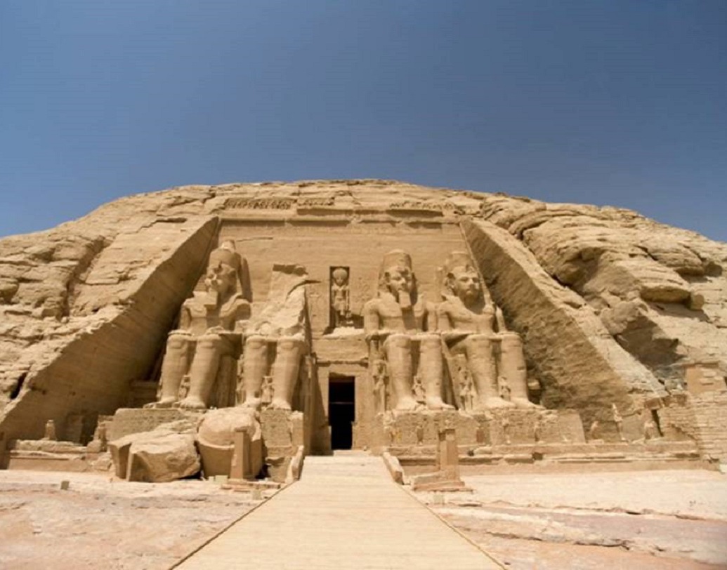 ২৭ বছর বয়সে তিনি এক মিশরীয় পত্রিকায় কাজ করতে শুরু করেন। প্রাচীন মিশরের সভ্যতার গুরুত্ব সম্পর্কে লিখতে থাকেন। এই সময়ই এক মিশরীয় শিক্ষকের সঙ্গে তাঁর আলাপ হয় এবং তাঁকেই বিয়ে করে মিশরে যান ডরোথি। ১৯৩১ সালে মিশরের পা রেখেই তিনি মাটিতে চুম্বন করে বলেন, ‘অবশেষে বাড়ি ফিরে এলাম’।