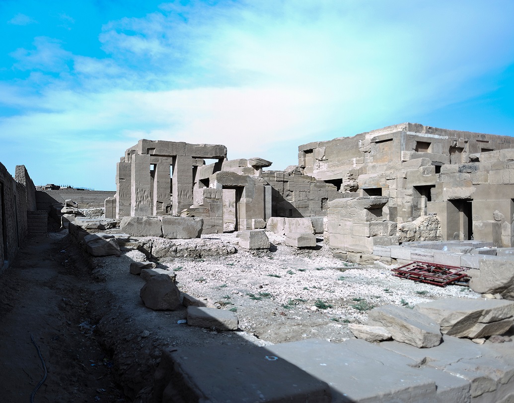 ডরোথি দাবি করেন, হর-রা নামক এক আত্মা এসে তাঁকে তাঁর পূর্বজন্ম সম্পর্কে জানিয়েছিল। পূর্বজন্ম সম্পর্কে জানতে চাইলে তিনি জানান, তাঁর মা ছিলেন এক সব্জি বিক্রেতা, বাবা ছিলেন যোদ্ধা। মা তাঁর নাম রেখেছিলেন ‘বেনট্রেসাইট’। তিন বছর বয়সে তাঁর মা মারা গেলে তাঁকে ‘কম-এল-সুলতান’ মন্দিরে পাঠিয়ে দেওয়া হয়।