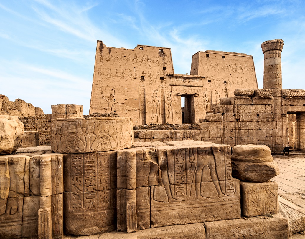 সেখানেই সেবিকা হিসাবে তাঁকে নিয়োগ করা হয় এবং ১২ বছর বয়সে ঈশ্বরের সেবিকা হিসাবে নিজেকে অর্পণ করেন তিনি। এই মন্দিরেই নাকি ১৪ বছর বয়সে তার সঙ্গে তৎকালীন রাজা সেতির দেখা হয় এবং তাঁরা একে অপরের প্রেমে পড়েন।