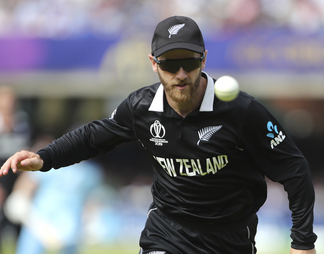 কেন উইলিয়ামসন— দল বিপদে পড়লে ত্রাতার ভূমিকায় দেখা গিয়েছে নিউজিল্যান্ডের অধিনায়ককে। ভারতের বিরুদ্ধে সেমিফাইনালে ক্যাপ্টেন কেন ঠাণ্ডা মাথায় ইনিংস গড়ার কাজ করেন। ফাইনালেও সেই চেষ্টা করেছিলেন তিনি। গোটা টুর্নামেন্ট জুড়েই উইলিয়ামসনের ব্যাটিং নজর কেড়েছে। বিশ্বকাপে ৫৭৮ রান করে তিনি সর্বাধিক রানের তালিকায় চতুর্থ স্থানে রয়েছেন। তাঁকে ছাড়া টিম অফ দ্য টুর্নামেন্ট হওয়া সম্ভবই নয়।