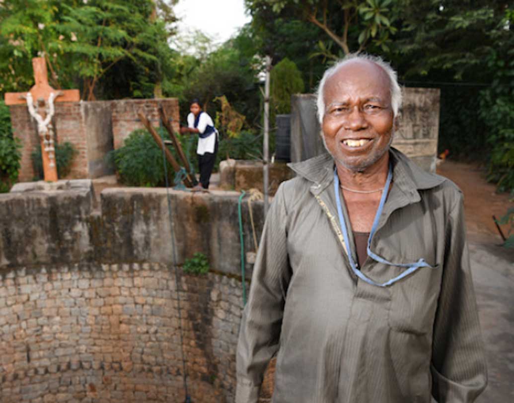 গ্রামবাসীদের এই সমস্যা দেখেই সিমন উপলব্ধি করেন তাঁর গ্রামে জল সঞ্চয়ের প্রয়োজনীয়তা কতটা। ১৯৬১ সাল থেকে সমস্ত গ্রামবাসীদের এক করে তিনি পাহাড়ের পাদদেশে একটি বাঁধ দিয়ে জলাশয় গড়ে তোলেন।