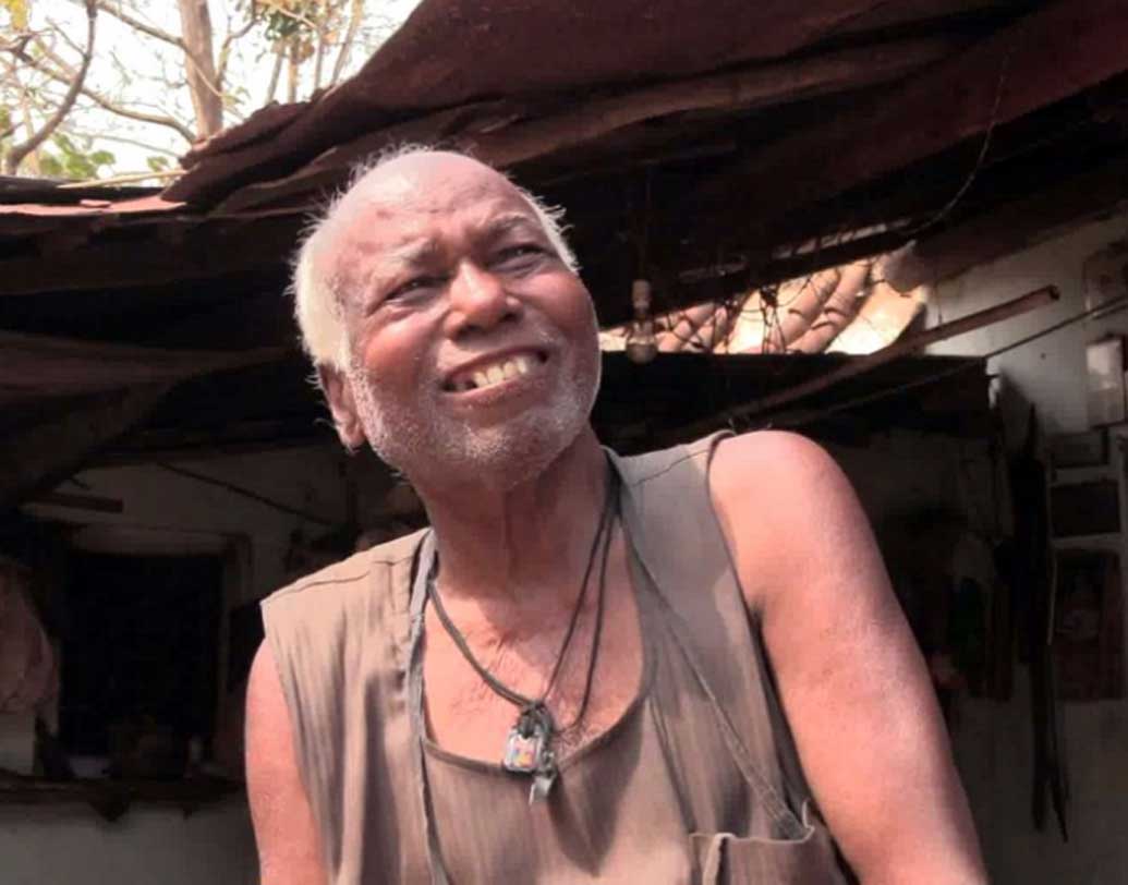 গ্রামবাসীদের জন্য জলাশয় বানাতে নিজেও ঋণ নিয়েছিলেন অনেকটা। সেই ঋণের ভার নিয়েই এখন দিন গুজরান ওয়াটারম্যানের। তাঁর বাড়ির প্রতিটা কোণে দারিদ্রের ছাপ স্পষ্ট। খড়ের ছাউনি দেওয়া ঘরের চাল। বর্ষা এলেই জল পড়ে ঘরে।