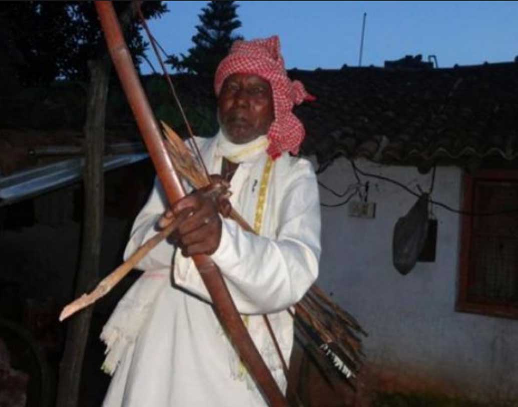 ঘরে দারিদ্রের ছাপ পড়লেও চোখে-মুখে কিন্তু কোনও কষ্ট বা আক্ষেপ নেই তাঁর। ঋণের ভার নিয়েও মাথা উঁচু করে চলেন ৮৪ বছরের ঝাড়খণ্ডের ওয়াটারম্যান।