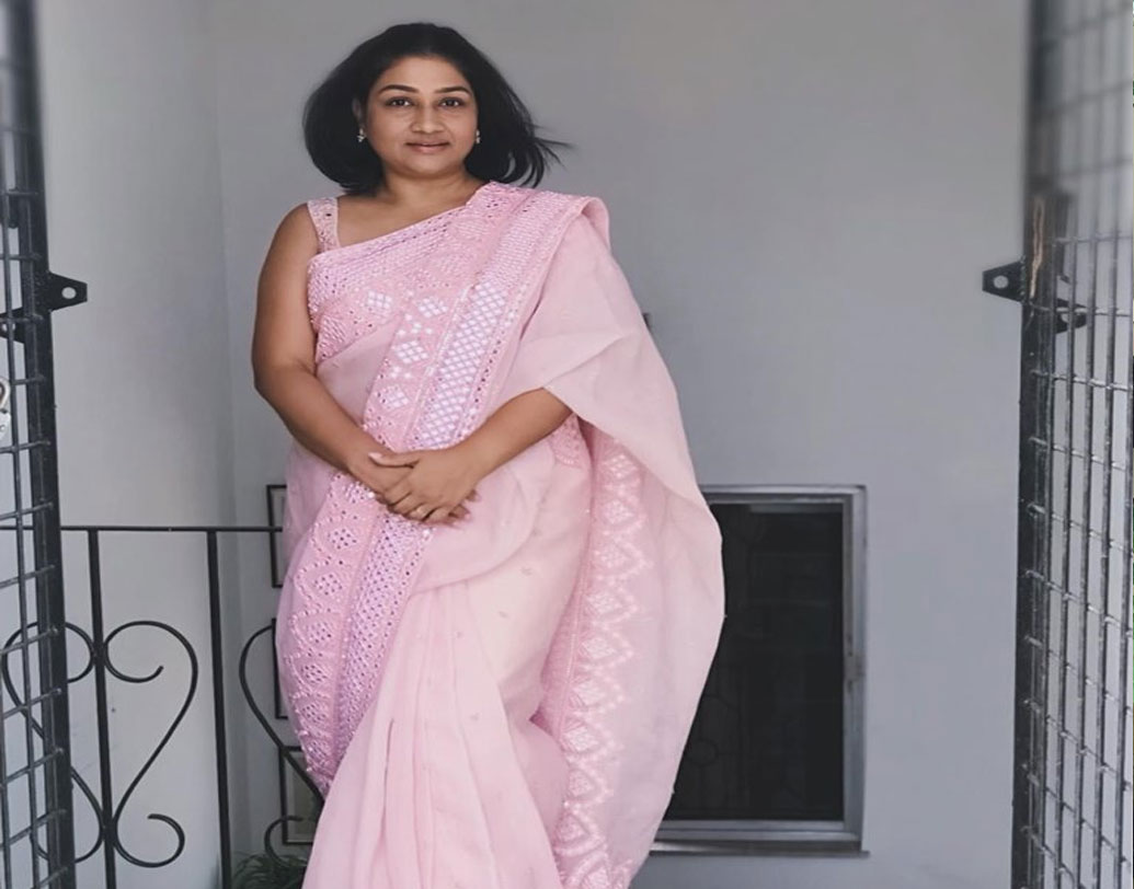 দেশের নামী ডিজাইনাররাও ডলির শরণাপন্ন হন। তাঁর কথায়, আগেকার দিনে বাড়িতেই থাকতেন এমন কেউ যিনি শাড়ি পরাতে সিদ্ধহস্ত ছিলেন। বিশেষ বিশেষ অনু্ষ্ঠানে তাঁর কাছেই লম্বা লাইন পড়ে যেত। এখন অনেকেই খোঁজেন পেশাদার শাড়ি ড্রেপার। যাতে আরও নিখুঁত হয়ে ওঠে সাজগোজ।