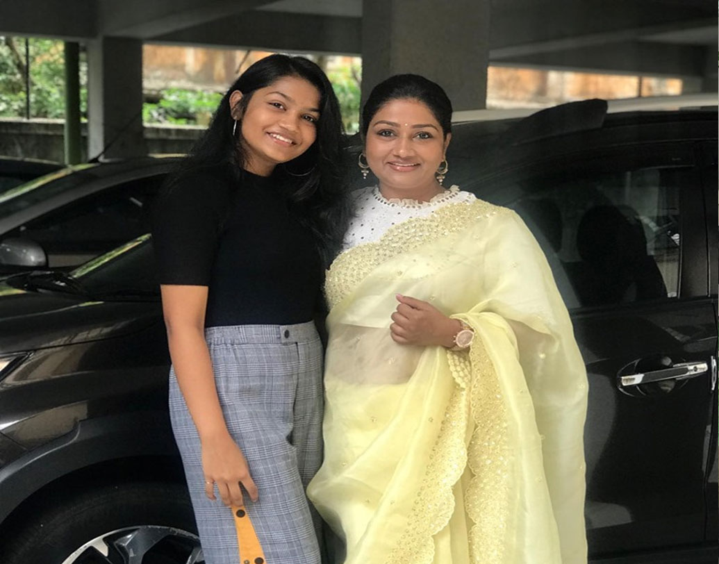 মাত্র সাড়ে ১৮ সেকন্ডে শাড়ি পরাতে পারেন ডলি। তাঁর নাম উঠেছে লিমকা বুক অব ওয়ার্ল্ড রেকর্ডসে। তখন তিনি ১২৫ রকম ভাবে শাড়ি পরাতে পারতেন। এখন পারেন ৩২৫ রকম উপায়ে। ভারতের সব প্রদেশের শাড়ি পরানোর স্টাইল তো বটেই। ডলির আস্তিনে হাজির ফিউশন কেতাও।