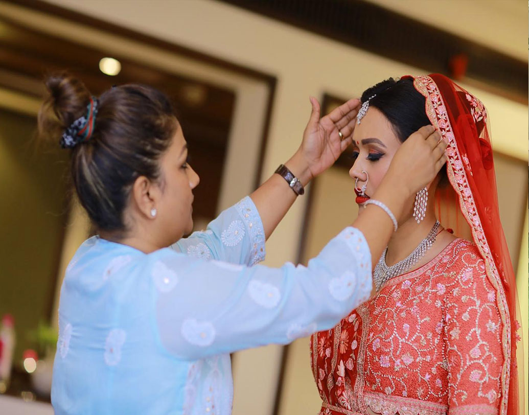 কনের উপর নির্ভর করে ডলির শাড়ি পরানোর কায়দা। তিনি খেয়াল রাখেন যাতে শাড়ির জন্য বিয়ের কনের ব্যক্তিত্ব চাপা না পড়ে যায়। সেই সঙ্গে গুরুত্ব পায় কনের পছন্দ অপছন্দও। যেমন ডলির কাছে দীপিকা চেয়েছিলেন হাতের উপর এলানো আঁচল। প্রিয়ঙ্কার পছন্দ ঢিলেঢালা আলগা আঁচল। ইশা আবার বলেছিলেন, শাড়ির আঁচল থেকে লেহঙ্গার দোপাট্টা, সবই যেন থাকে আঁটোসাঁটো।