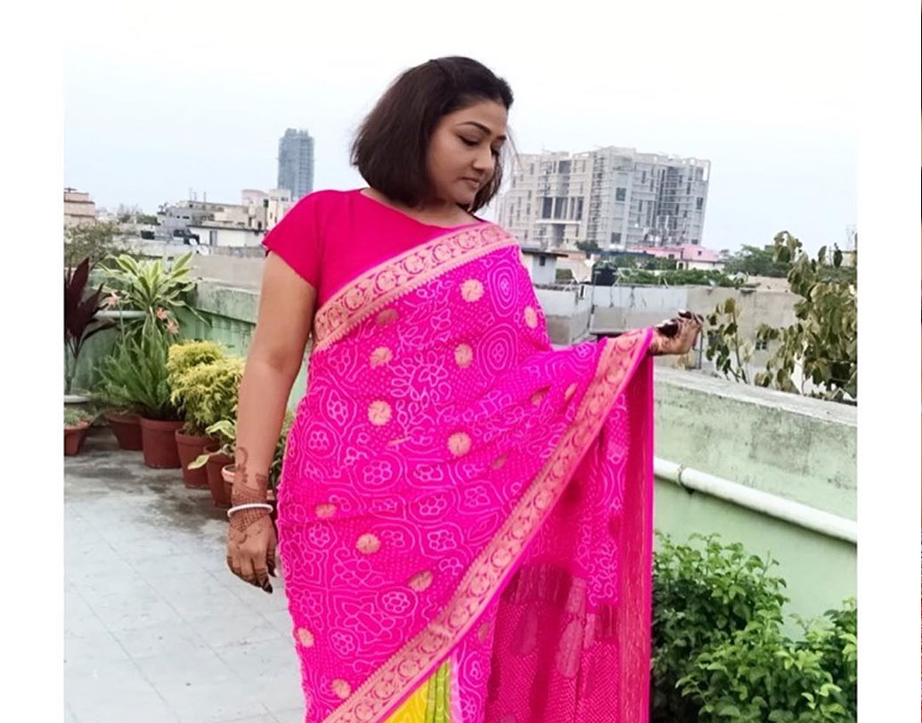 যে শাড়ি এখন তুরূপের তাস, সেই শাড়ি থেকে মুখ ফিরিয়ে থাকতেন বিয়ের আগে। ছোটবেলায় মায়ের শাড়ি পরতেন, যেমন বাকি মেয়েরাও করে। কিন্তু তার বেশি কিছু নয়। ছবিটা পাল্টে গেল বিয়ের পরে। এমন শ্বশুরবাড়িতে এলেন, যেখানে বাড়ির বউ-এর শাড়ি ছাড়া অন্য পোশাক চলবে না।