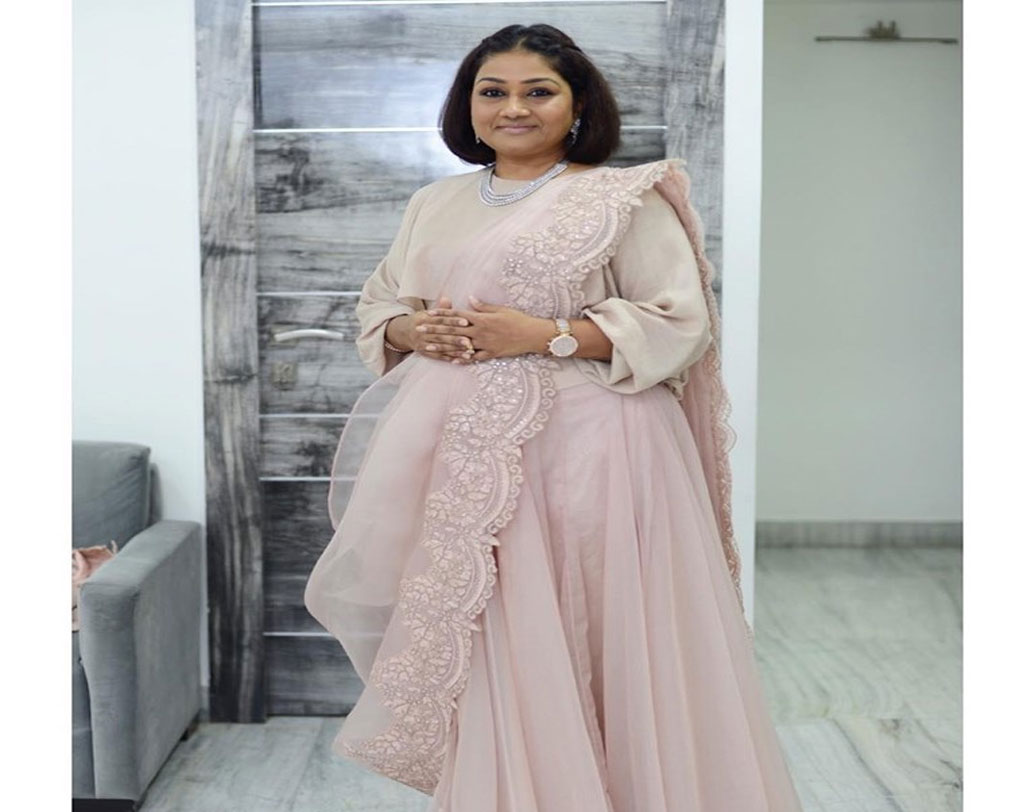 প্রথমে ভেঙে পড়েছিলেন। শাড়ি পরে থাকতে হবে শুনে। পরে একেই পাল্টে নিলেন আশীর্বাদে। শুরু করলেন শাড়ি পরানোর কায়দা নিয়ে পরীক্ষানিরীক্ষা। শাড়ি পরাতেন ম্যানেকিনে। ভাবতেন, কী করে আরও নতুনত্ব আনা যায়।