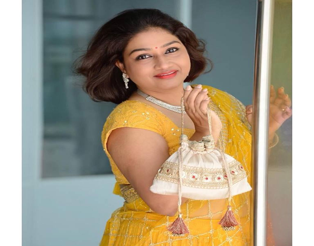 শাড়ি পরানোর হাতেখড়ি এক বিয়েবাড়িতে। বাড়ির সব মহিলাকে সাজিয়েছিলেন তিনি। তিনি নিতে না চাইলেও দেওয়া হয়েছিল পারিশ্রমিক। উচ্ছ্বসিত হয়ে পড়েছিলেন তিনি। সেই শুরু। এরপর আর পিছনে পিরে তাকাতে হয়নি। ধীরে ধীরে জমে উঠেছে তাঁর শাড়ি পরানোর কারিগরি।