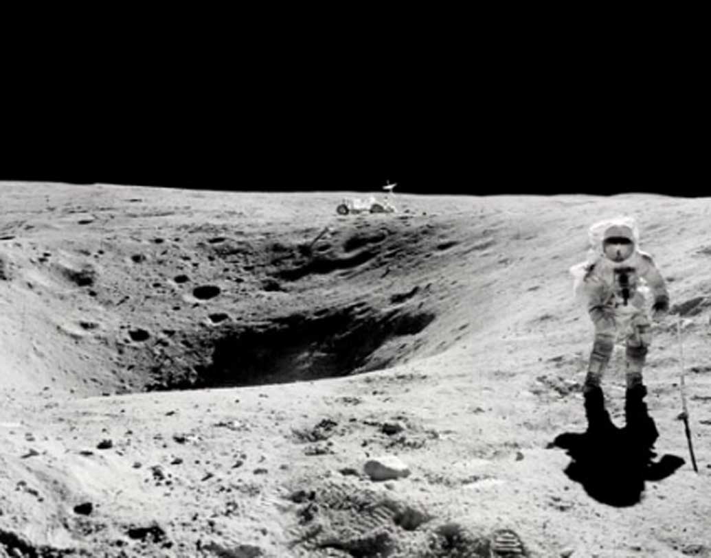 ১৬ জুলাই রওনা দিয়েছিলেন তাঁরা। চাঁদের মাটিতে পৌঁছতে তাঁদের সময় লেগেছিল ৪ দিন। অর্থাৎ ২০ জুলাই চাঁদের কক্ষপথে প্রদক্ষিণের পর চাঁদের মাটিতে নামেন তিন মহাকাশচারী।