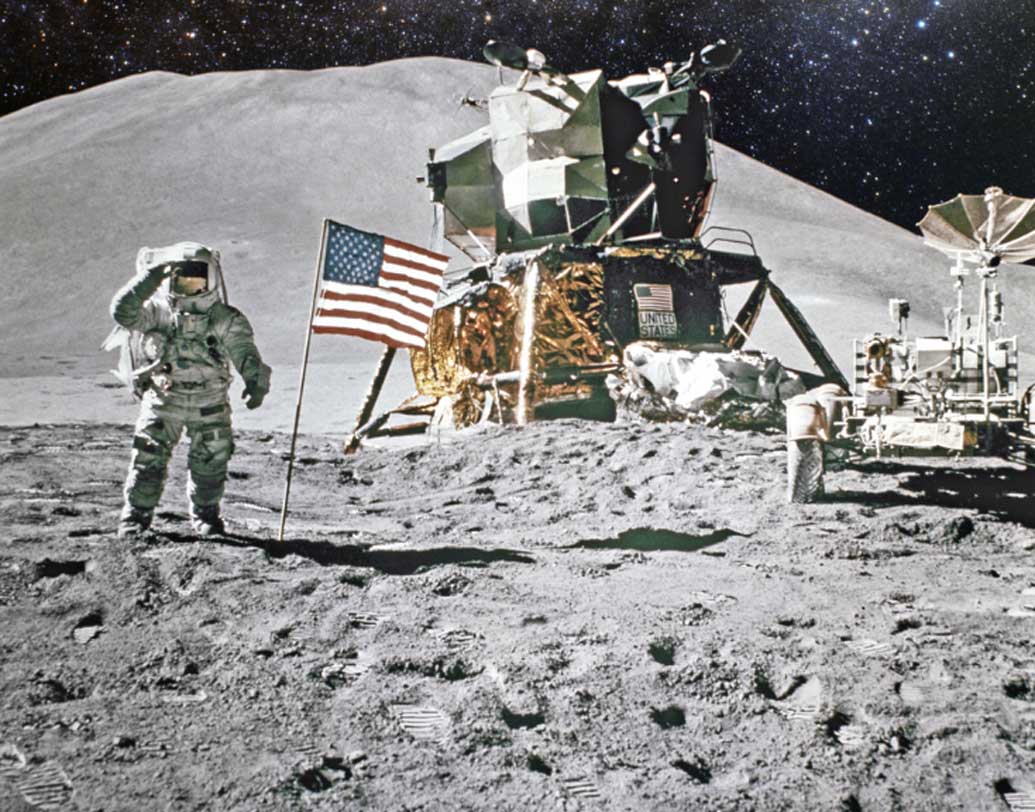 সে দিন চাঁদের মাটিতে প্রথম পা রাখেন মার্কিন মহাকাশচারী নীল আর্মস্ট্রং। তার পরে নামেন এডুইন অলড্রিন। সব শেষে নামেন পাইলট মাইকেল কলিন‌্স। চাঁদে মানুষের সেই প্রথম পদার্পণের ঘটনা বিশ্বজুড়ে টেলিভিশনে সরাসরি সম্প্রচার করা হয়েছিল সে দিন।