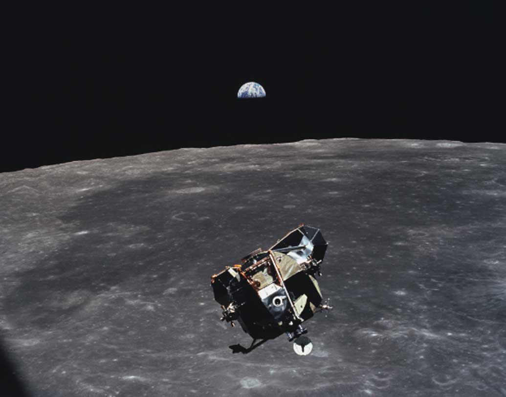 একটি ব্যাগে নমুনা হিসেবে ২১.৫ কিলোগ্রাম চাঁদের মাটি এবং পাথর ভরে ফিরে এসেছিলেন তিন মহাকাশচারী। পরে জানা গিয়েছিল, সেই ব্যাগটি হারিয়ে ফেলেছিল নাসা। তবে ২০১৩ সালে সেটির খোঁজ মেলে।