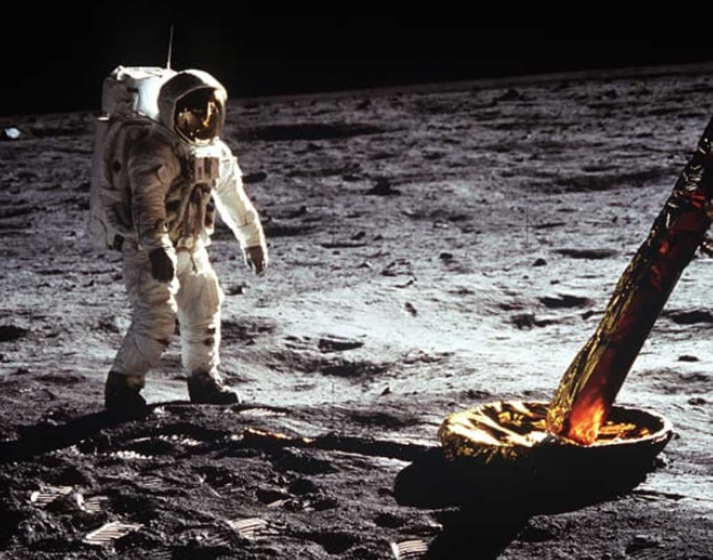 ২০১২ সালে মাত্র ৯৯৫ ডলার অর্থাৎ ভারতীয় মুদ্রায় ৭৫ হাজার টাকার বিনিময়ে এক ব্যক্তিকে ওই ব্যাগটি বিক্রি করে দিয়েছিল মার্কিন মার্শাল বিভাগ।