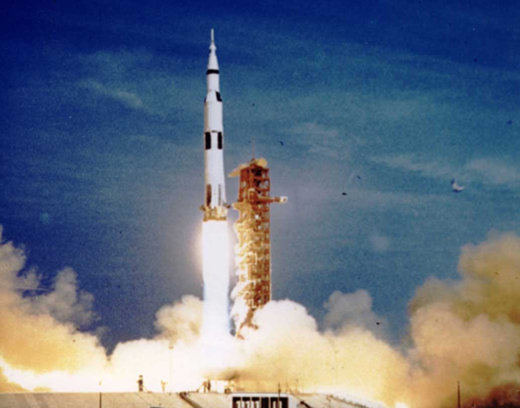 যে রকেটে চেপে উড়ে ছিল অ্যাপোলো ১১, তার উচ্চতা ছিল ৩৬৪ ফুট। ওজন ছিল ২ লক্ষ ৩৯ হাজার ৭২৫ কিলোগ্রাম। আর অ্যাপোলো ১১-র ওজন ছিল ৪৫ হাজার ৭০২ কিলোগ্রাম।