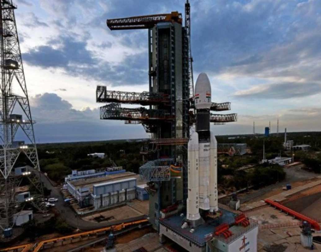 সোমবার ভোর রাতে আরও এক বার চাঁদে পৌঁছনোর চেষ্টা করেছিল ভারত। কিন্তু জ্বালানি ‘লিক’ করায় ইসরোর চন্দ্রযান ২-এর উৎক্ষেপণ স্থগিত রাখা হয়।