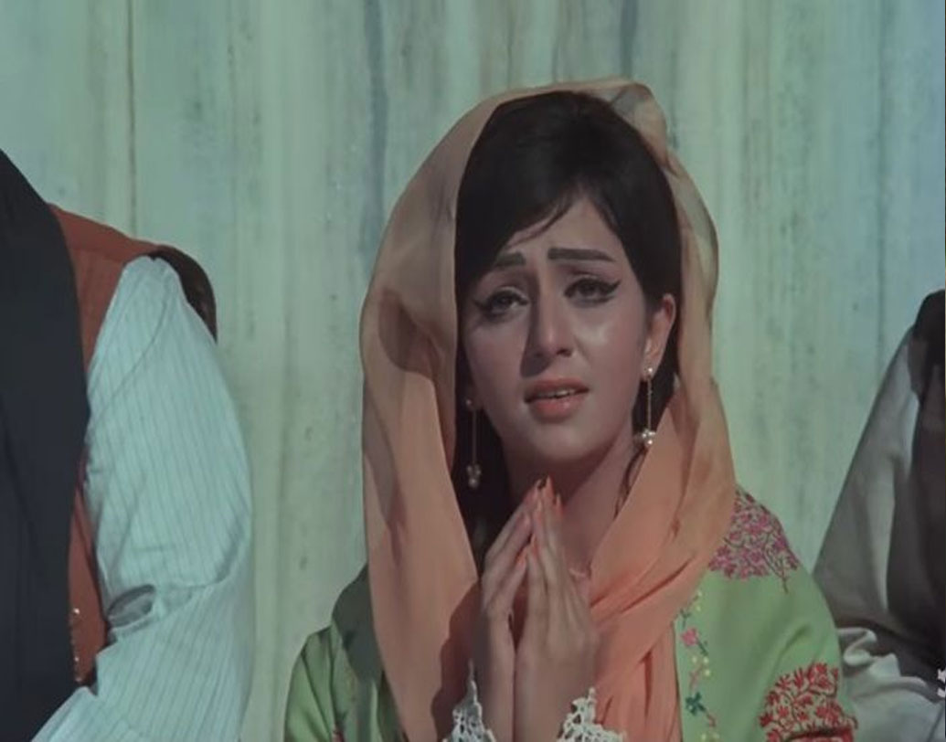 ‘পতঙ্গ’, ‘গুড্ডি’, ‘কহিঁ আর কহিঁ পার’ ছবির অভিনেত্রীকে হাসপাতাল থেকে শ্মশানে নিয়ে যাওয়া হয়েছিল ঠেলাগাড়িতে চাপিয়ে। বিশেষ কেউ জানতেও পারেননি এক কালের গ্ল্যামারাস নায়িকা চলে গেলেন নিঃশব্দে। বেশ কয়েকদিন পরে সংবাদপত্রের অবিচুয়ারি থেকে জানা গিয়েছিল জৌলুসহীন এক নক্ষত্র ঝরে গিয়েছেন সবার অগোচরে।