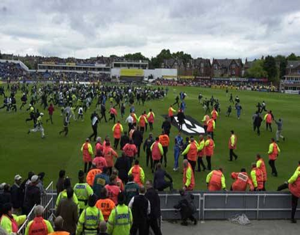 এরপর পরপর চারটি ডট বল করে ম্যাচে ওয়েস্ট ইন্ডিজকে ফিরিয়ে আনেন আথারটন। শেষ বলে দু’রান নেওয়ার পর তিন রান নিতে যাওয়ার সময় মাঠে দর্শক ঢুকে পড়ে ও উইকেট তুলে নেয়। আম্পায়ার ম্যাচ বন্ধ করে দেন এবং ম্যাচ টাই হিসেবে ঘোষণা করা হয়।