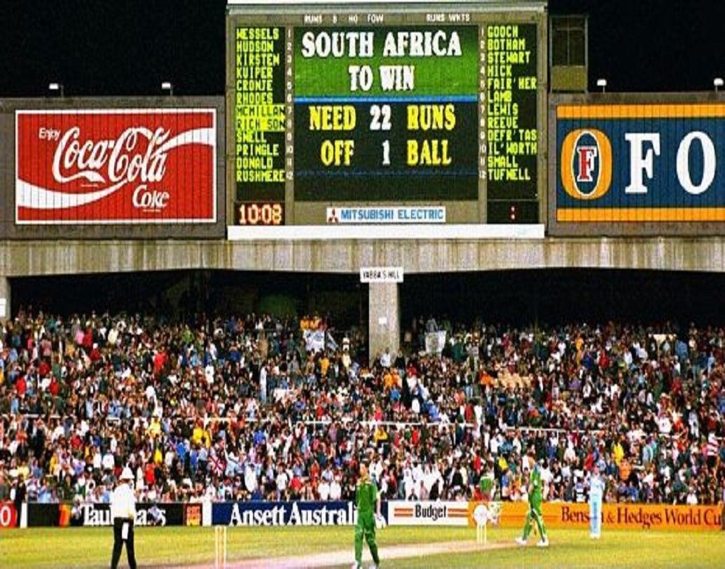 সিডনি ১৯৯২- ইংল্যান্ড দক্ষিণ আফ্রিকাকে ১৯ রানে হারায়।

১৯৯২ বিশ্বকাপের সেমিফাইনালে দক্ষিণ আফ্রিকার জেতার জন্য ১৩ বলে ২২ রান দরকার ছিল। সবাই যখন ধরে নেয় দক্ষিণ আফ্রিকা এই ম্যাচ জিতে ফাইনালে চলে যাবে ঠিক তখন বৃষ্টি শুরু হয়।