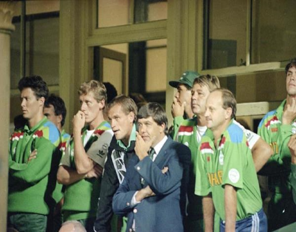 বৃষ্টি থামার পর ডার্কওয়াথ লুইস নিয়মে দক্ষিণ আফ্রিকার লক্ষ্য দাঁড়ায় ১ বলে ২২ রান। কিন্তু এখানেও ছিল হিসাবের ভুল। আসলে দরকার ছিল ২১ রান। দক্ষিণ আফ্রিকা শেষ বলে ১ রান করে এবং ইংল্যান্ড ম্যাচটি জিতে যায় ১৯ রানে।