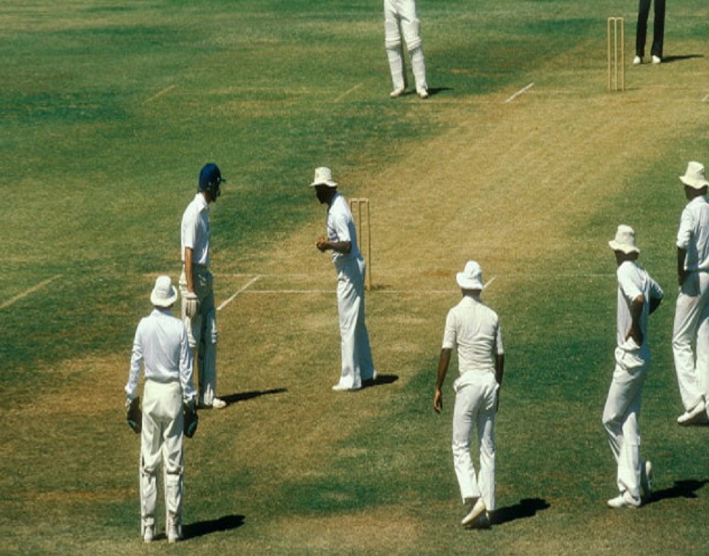 লাহৌর ১৯৮৭, পাকিস্তান ওয়েস্ট ইন্ডিজকে হারায় ১ উইকেটে।

শেষ ৩ বলে দরকার ছিল ১০ রান। এই অবস্থায় ৬ মারেন আব্দুল কাদির। পরের বলে ২ রান হয় এবং শেষ বলে জেতার জন্য দরকার হয় ২ রান।