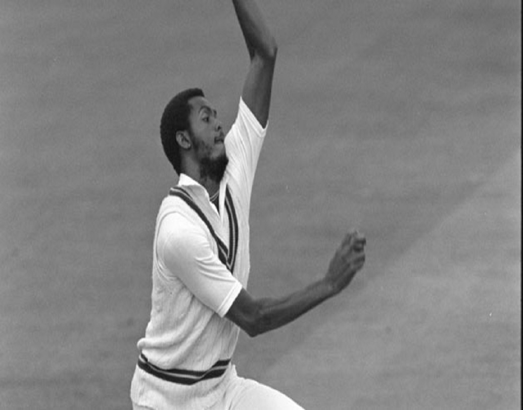 কোর্টনি ওয়ালশ বল করার সময় দেখতে পান সেলিম মালিক ক্রিজের বাইরে দাঁড়িয়ে। তিনি উইকেটে বল লাগিয়ে দেন। ২ রান নেওয়ার পর স্পোর্টসম্যানশিপ দেখিয়ে এই সিদ্ধান্ত নিজেই গ্রহণ করেননি ওয়ালশ। যার ফলে পাকিস্তান ম্যাচটি জিতে যায়।