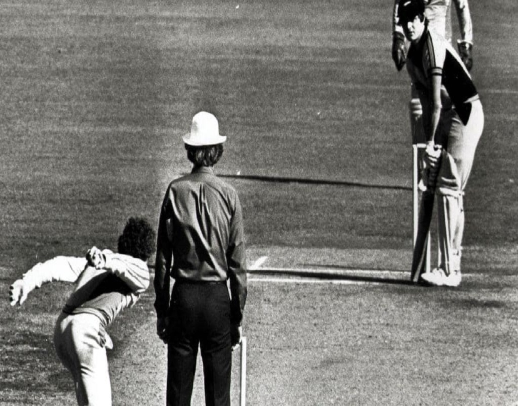 মেলবোর্ন ১৯৮১, অস্ট্রেলিয়া নিউজিল্যান্ডকে ৬ রানে হারায়।

নিউজিল্যান্ডের জেতার জন্য দরকার ছিল ১ বলে ৬ রান। গ্রেগ চ্যাপেল বোলার ট্রেভরকে নির্দেশ দেন আন্ডার আর্ম বল করার জন্য।