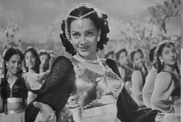 এতটাই নমনীয় ছিল নাচের ভঙ্গিমা, তাঁকে বলা হত ‘রাবার গার্ল’। কাক্কুর জন্যই হিন্দি ছবিতে বিশেষ ভূমিকা পেয়েছিল ক্যাবারে নাচ। পর্দায় তাঁর আত্মপ্রকাশ ১৯৪৬ সালে, ‘আরব কি সিতারা’ ছবিতে। তবে তাঁর পারফরম্যান্স প্রথম সারিতে এসেছিল ‘আনোখি অদা’ ছবিতে। নার্গিস, দিলীপ কুমার, রাজ কপূর অভিনীত ‘আন্দাজ’ ছবিতে নাচের পাশাপাশি ধরা পড়ে তাঁর অভিনয়ের ঝলকও।