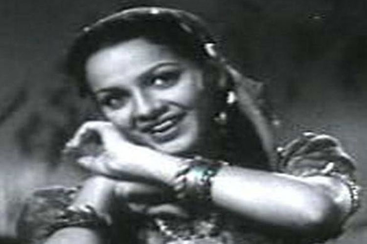 কাক্কুর কেরিয়ারে মাত্র দুটো রঙিন ছবি। সে দুটি হল ‘আন’ এবং ‘ময়ূরপঙ্খ’। বাকি সব সিনেমা সাদা কালো। হেলেনকে তিনিই এনেছিলেন ইন্ডাস্ট্রিতে। কাক্কু ছিলেন হেলেনের পারিবারিক বন্ধু।