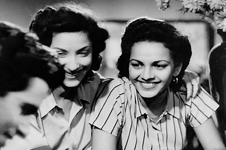 কাক্কু-হেলেনের দ্বৈত নাচ মূল আকর্ষণ ছিল ‘চলতি কা নাম গাড়ি’ এবং ‘ইয়াহুদি’ ছবির। কাক্কুকে শেষ বারের মতো পর্দায় দেখা গিয়েছিল ১৯৬৩ সালে, ‘মুঝে জিনে দো’ ছবিতে। এরপর ধীরে ধীরে পর্দা থেকে হারিয়ে যান কাক্কু মোরে।