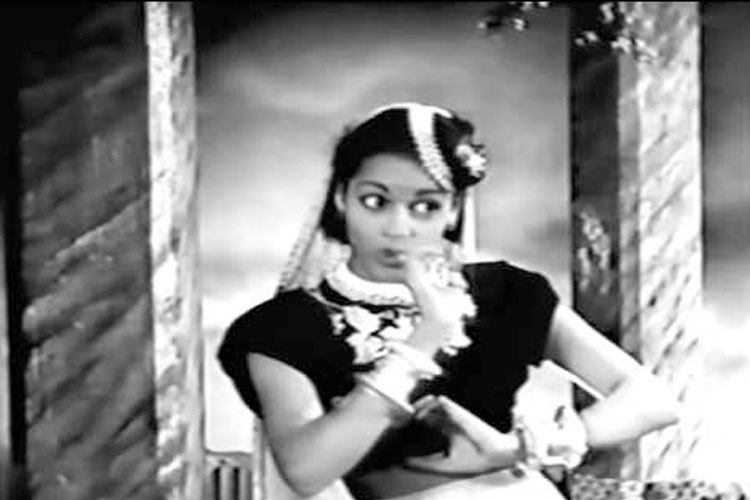 এই ক্যাবারে শিল্পীর প্রথম জীবন ছিল যতটা রঙিন, শেষ জীবন তার থেকেও বেশি যন্ত্রণাবিদ্ধ। তিনটি গাড়ির মালকিন ছিলেন তিনি। তার মধ্যে একটি ব্যবহৃত হত শুধু তাঁর পোষা কুকুরদের বেড়াতে নিয়ে যাওয়ার জন্য। কিন্তু আয়কর না দিতে পারায় কাক্কুর তিনটি গাড়ি, ফ্ল্যাট এবং গয়না, সব বাজেয়াপ্ত হয়েছিল।