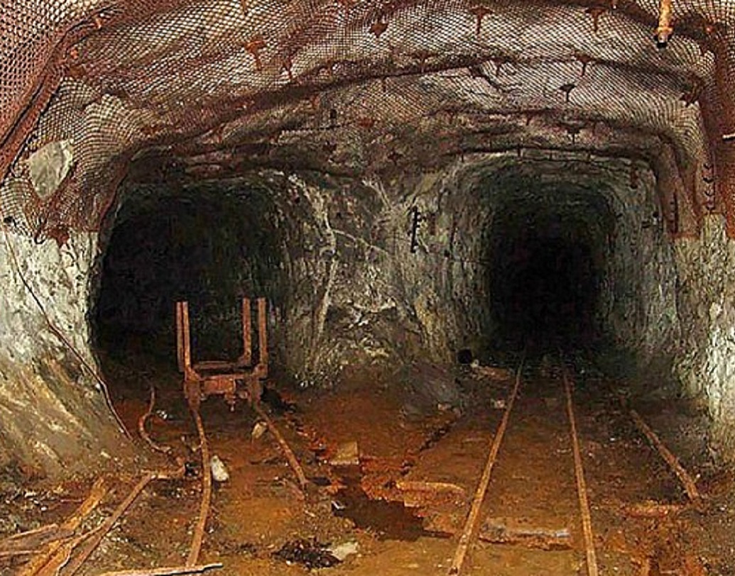 রাশিয়ান গবেষক লিওনিড রিখভানভ বলেন, “ইউরেনিয়াম খনিটি বন্ধ হলেও ভূগর্ভস্থ জলের সঙ্গে রেডন ও অন্যান্য গ্যাস যা ইউরেনিয়ামের ক্ষয়ের ফলে উৎপন্ন হয়, তা মিশে কার্বন মনোক্সাইড উৎপন্ন করছে।’’ রাশিয়া থেকে ২৫০ কিমি দূরের কালাচির গ্রামবাসীদের দীর্ঘকালীন অজানা কোনও রোগের শিকারের আশঙ্কাও থেকে যায়।