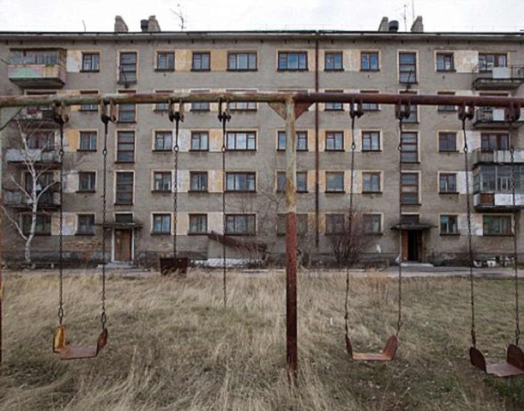 ঘুমের কারণ জানা গেলেও গ্রামবাসীরা এই যুক্তি যদিও মানতে চান না। ভয়ে একে একে বাড়িঘর ছেড়ে চলে যাওয়ায় এখন ওই দু’টি গ্রাম ভুতুড়ে হয়ে গিয়েছে। গ্রামের বাসিন্দাদের পুনর্বাসনের জন্য সরকারের তরফে প্রতি পরিবারকে ৮৯০ ইউরো দেওয়া হয়েছে। বর্তমানে কালাচি গ্রামটি  ‘স্লিপি হলো’ নামেই পরিচিত।