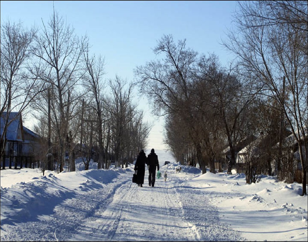 ফাঁকা বাড়ি, ধুধু করছে খেলার মাঠ, জনমানুষের দেখা মেলে না। এটাই বাস্তব চিত্র কালাচির। বহু মানুষ গ্রাম ছেড়ে চলে গেলেও কিছু বাসিন্দা তাঁদের বাসস্থান ছেড়ে যেতে না চাওয়ায় আজও হাসপাতাল থেকে স্কুল— সবই চালু রেখেছে সরকার।