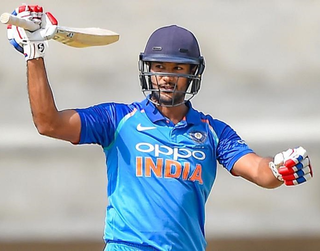 ময়ঙ্ক আগরওয়াল- বিজয় শঙ্কর চোট পাওয়ায় বিশ্বকাপে ডেকে পাঠানো হয়েছিল তাঁকে। তবে ওয়ানডে ও টি টোয়েন্টি দলের জন্য তাঁকেই নেওয়া হবে নাকি দেখে নেওয়া হবে শ্রেয়াস আইয়ারকে? ঘরোয়া লিগে শ্রেয়াসের ফর্ম তাঁর হয়ে ব্যাট করবে কালকে দল নির্বাচনে। দেখা যাক মিডল অর্ডারের রোগ সারাতে কাকে ডাকা হয় দলে।