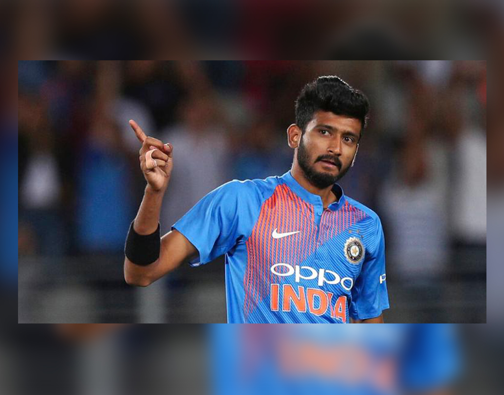 খলিল আহমেদ- তরুণ বাঁহাতি পেসারকে এবার তৈরি করার সময় এসেছে ভারতীয় দলের। কারণ এই ভারতীয় দলে পেসার একাধিক থাকলেও বাঁহাতি বোলার নেই। সেই জায়গা নিতে পারেন খলিল আহমেদ। নির্বাচকরা এই সিরিজে হয়তো দেখে নিতে চাইবেন তাঁকে।