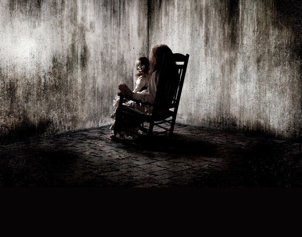 সত্তরের দশকে সত্যি ঘটনার উপর ভিত্তি করেই ২০১৩ সালে এই সিনেমাটি বানানো হয়েছিল। রোড আইল্যান্ডের হ্যারিসভিলায় যে বাড়িটিকে কেন্দ্র করে এত হইচই, চল্লিশ বছর পর সেই বাড়িটিকে এ বার কিনলেন এক দম্পতি।