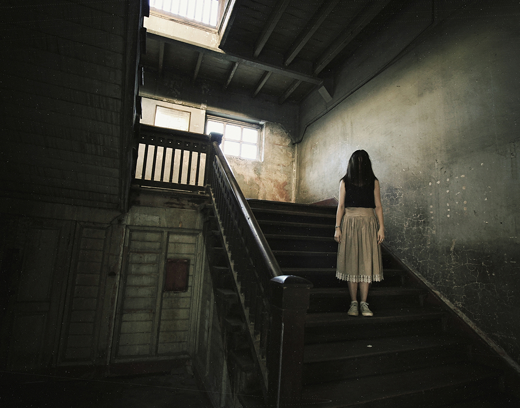 দম্পতির মতে, চল্লিশ বছর পরে এখনও নাকি ওই বাড়িতে কিছু ভৌতিক, গা শিরশিরানি আচরণ অনুভব করা যায়। তাঁদের বক্তব্য, ওই বাড়িটার ইতিহাসের কথা মাথায় রেখে তাঁরা প্রমাণ খুঁজে চলেছেন।