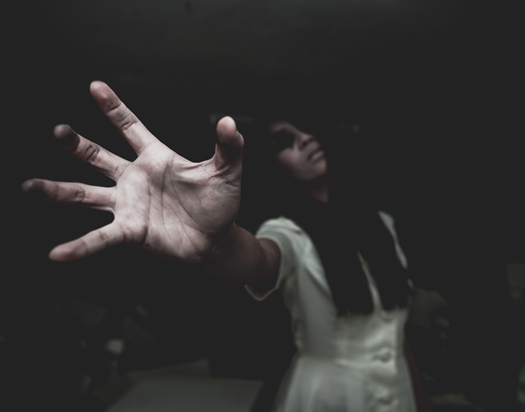 বাড়ির বাচ্চারাও বিভিন্ন রকমের অলৌকিক শক্তির উপস্থিতি অনুভব করত। রাতের বেলা মাঝেমধ্যে এ পাশ থেকে ও পাশ ঘুরলে দেখতে পেত, কে যেন হাঁ করে তাঁদের দিকে তাকিয়ে আছে। ঘরের কোণে কেউ যেন দাঁড়িয়ে হাসছে তাঁদের দিকে তাকিয়ে।