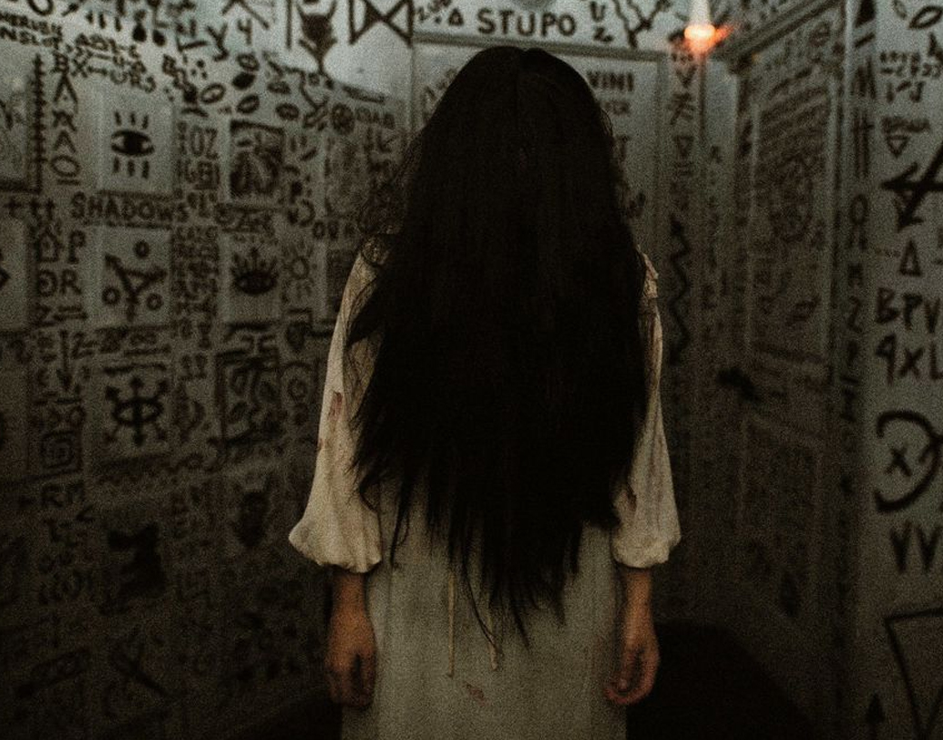 এক বার ক্যারোলিন পেরন দেখেন যে বাড়ির ঝাঁটা নিয়ে কে যেন নাড়ানাড়ি করছে। তার পর কারা যেন ফিসফিস করে কথা বলছে। এক দিন ক্যারোলিন সোফায় শুয়ে বিশ্রাম নিচ্ছিলেন। আচমকা তাঁর পায়ে ব্যথা শুরু হয়। তিনি দেখেন, পায়ে একটা কাটার দাগ, সেখান থেকে রক্তও পড়ছে!