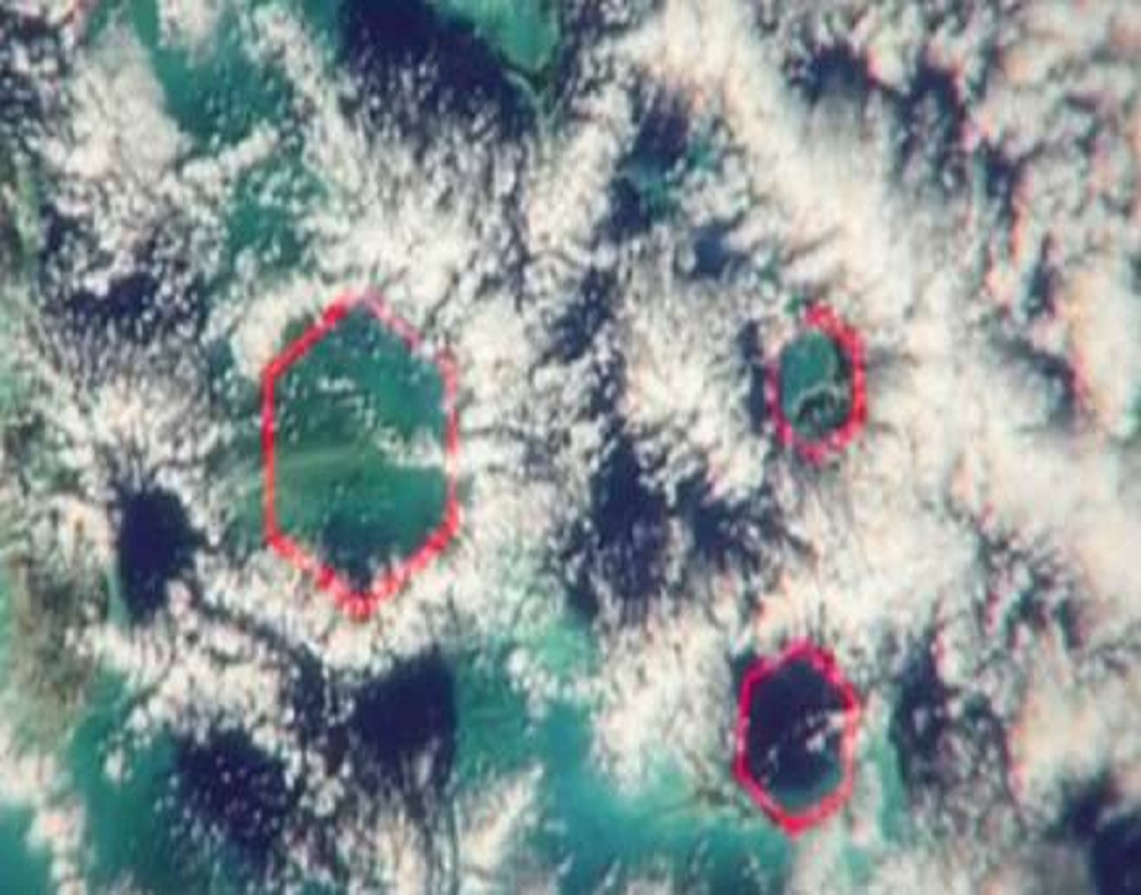 কলরাডো স্টেট ইউনিভার্সিটির গবেষকরা এখন এক নতুন তথ্য সামনে নিয়ে এসেছেন। তাদের মতে, বারমুডা ট্রায়াঙ্গেলের রহস্যের পিছনে রয়েছে এক রকম ষড়ভুজাকৃতি মেঘ(হেক্সাগোনাল ক্লাউড)।