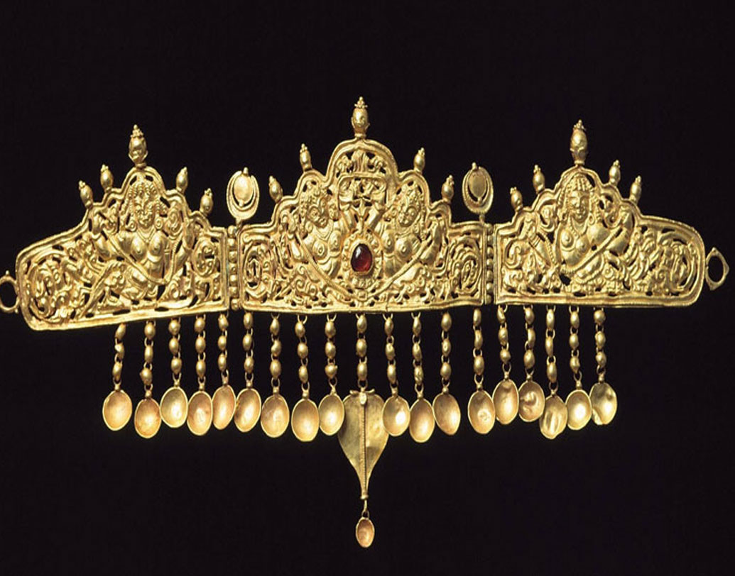 কাশ্মীরি রাজকুমারির ডাইয়াডেম : মুকুট আর টিয়ারা বা টায়রার মাঝামাঝি এই গয়না ভারতীয় ইতিহাসে বেশ প্রাচীন। কাশ্মীরি রাজপরিবারে যেটি ছিল, তা নবম শতাব্দীর তৈরি। মূলত কাশ্মীরি মেয়েরা কপালের উপর পরে এই গয়না। কাশ্মীরি রাজ পরিবারের গয়নায় খোদিত আছে চারজন কিন্নরীর অবয়ব।