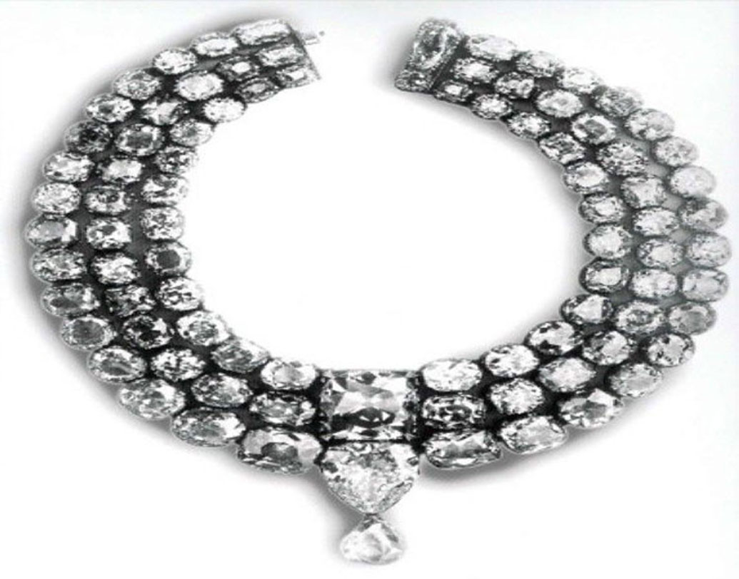 ভদোদরার রানির হিরের নেকলেস : তিন ছড়ার এই হিরের হার ছিল রানি সীতাদেবীর। ভদোদরার ‘গায়কোয়াড়’ মূলহার রাও উনিশ শতকে এই অলঙ্কার কিনেছিলেন তৎকালীন বাজারের হিসেবে প্রায় দু’ কোটি টাকায়। কণ্ঠহারের মূল আকর্ষণ ১২৮ ক্যারাটের ‘স্টার অব সাউথ’ ডায়মন্ড এবং ৭৮.৫ ক্যারাটের ‘ইংলিশ ড্রেসডেন ডায়মন্ড’। পরবর্তী কালে এই গয়না হাতবদল হয়ে আবার ফিরে যায় নির্মাতা কার্তিয়ের-এর কাছেই।